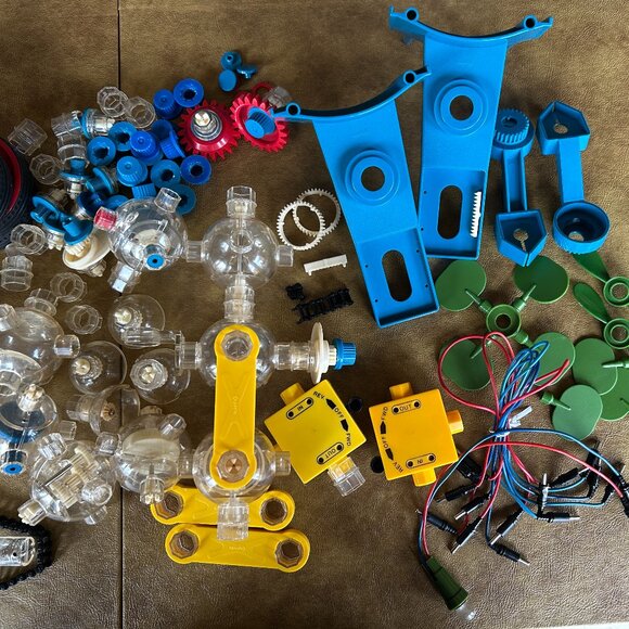 Vintage Capsela Motorized Land and Water Models, Capsela+ Robot 450 - Picture 2 of 8